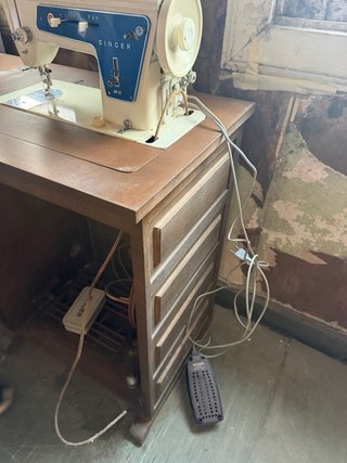 Máquina de coser Singer con mueble