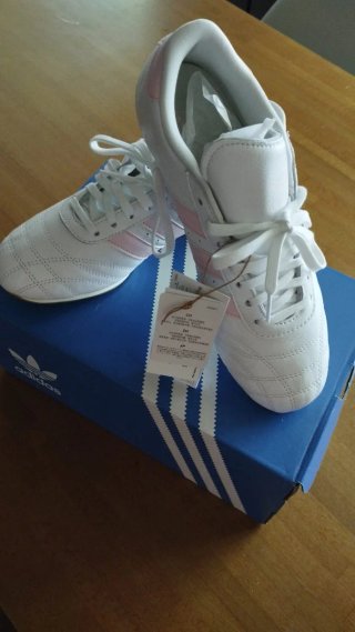 Zapatillas Adidas Blancas y Rosas Nuevas