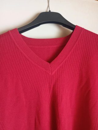 Blusa roja escote pico