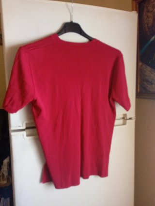 Blusa roja escote pico