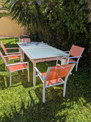 Mesa cristal aluminio extensible y 4 sillas naranj