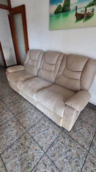 Sofá de tela beige