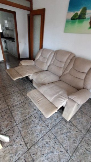 Sofá de tela beige