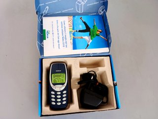 Nokia 3310 + Batteria + Caricabatteria + Scatola