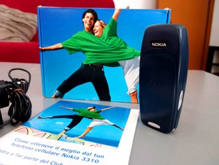 Nokia 3310 + Batteria + Caricabatteria + Scatola