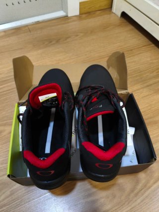 Zapatos de seguridad Forli negros y rojos
