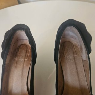 Zapatos de salón negros con volantes