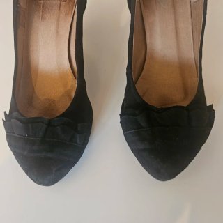 Zapatos de salón negros con volantes