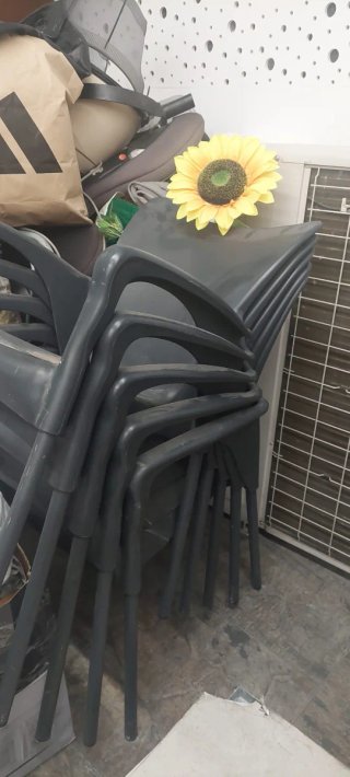 5 Sillas de plástico apilables negras 10€/unidad