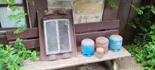 Claraboya Hergom y botellas camping gas