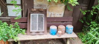 Claraboya Hergom y botellas camping gas