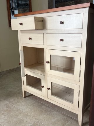 Aparador miel decapé con puertas de cristal