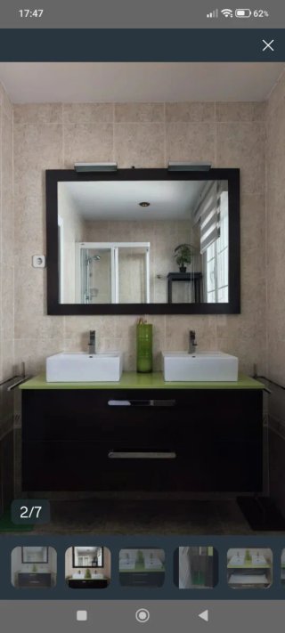 Mueble baño con lavabos y espejo