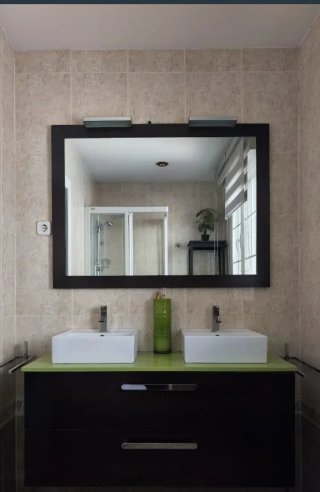Mueble baño con lavabos y espejo