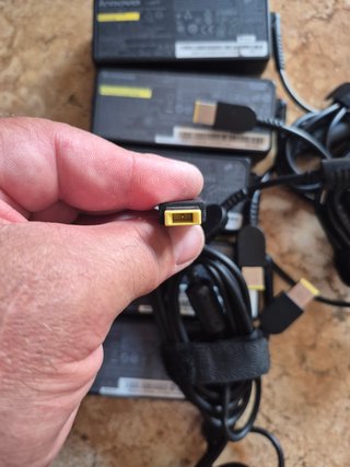 Cargador Lenovo 20v-3.25a / 65W punta cuadrada
