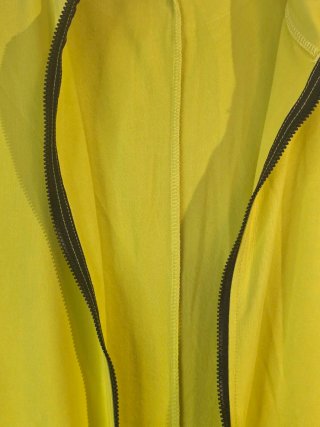 Mono amarillo con cremallera