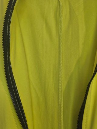 Mono amarillo con cremallera