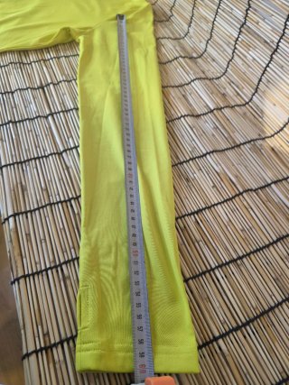 Mono amarillo con cremallera