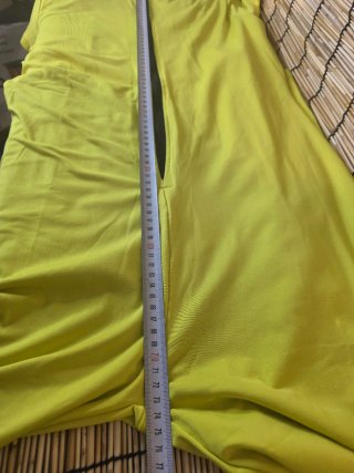 Mono amarillo con cremallera