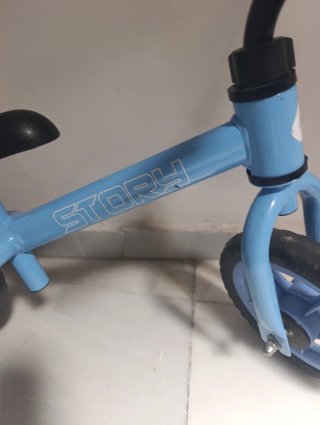 Bicicleta de equilibrio azul para niños