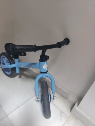 Bicicleta de equilibrio azul para niños