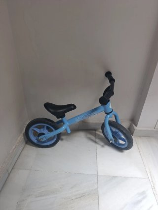Bicicleta de equilibrio azul para niños