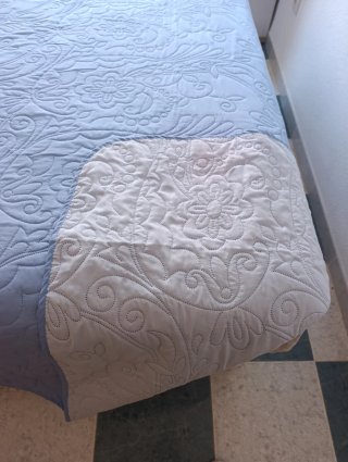 Colcha y cojines decorativos