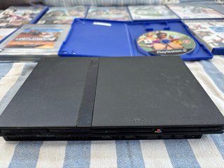 Consola PlayStation 2 Slim + 2 mandos + 8 juegos