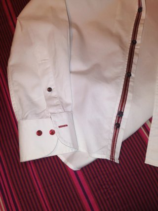 Camisa blanca con detalles rojos