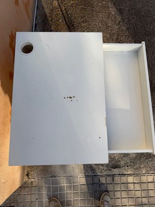 Escritorio blanco con cajón