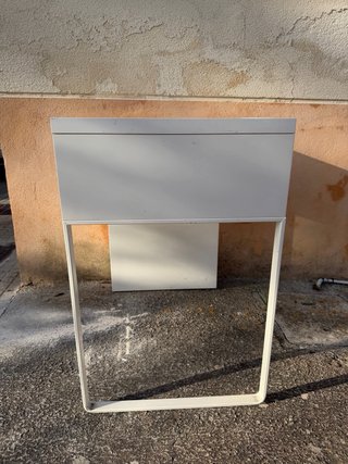 Escritorio blanco con cajón
