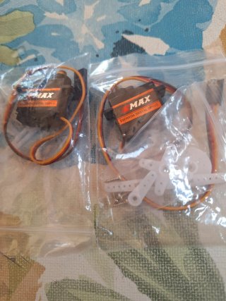 2 Servomotor Emax ESO8MDII Digital + Giroscopio