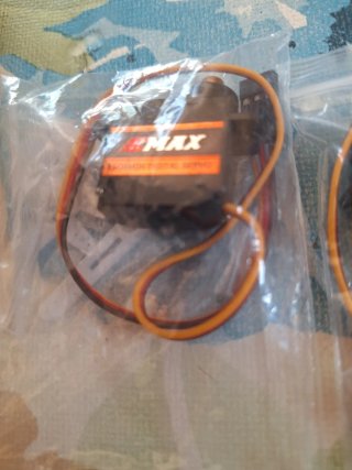 2 Servomotor Emax ESO8MDII Digital + Giroscopio