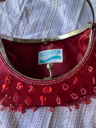 Bolso de mano rojo con lentejuelas