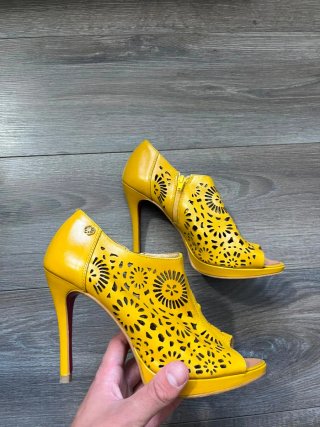 Zapatos de tacón amarillos con diseño floral