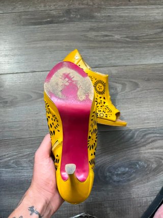 Zapatos de tacón amarillos con diseño floral