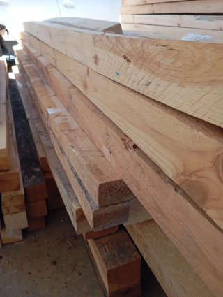 Listones, puntales, postes. Palos vigas de madera.