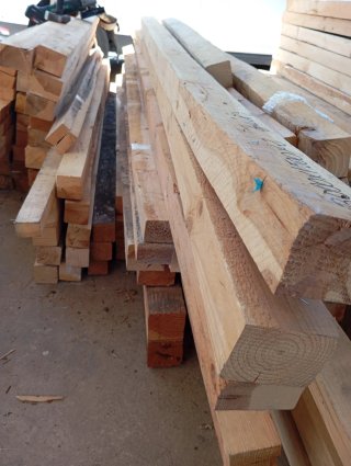 Listones, puntales, postes. Palos vigas de madera.