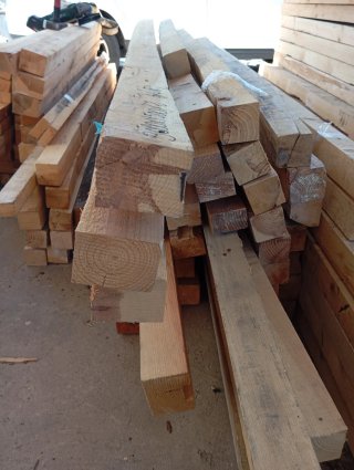 Listones, puntales, postes. Palos vigas de madera.