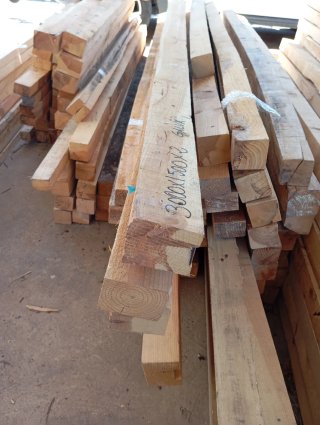 Listones, puntales, postes. Palos vigas de madera.