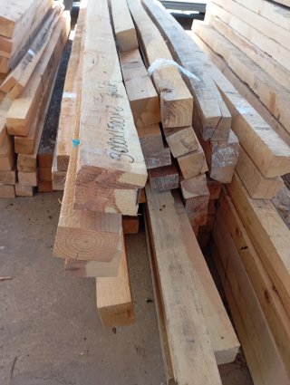 Listones, puntales, postes. Palos vigas de madera.