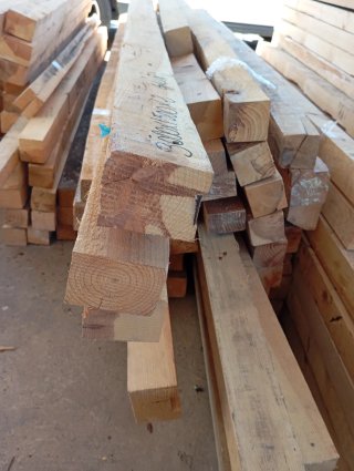 Listones, puntales, postes. Palos vigas de madera.