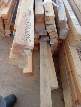 Listones, puntales, postes. Palos vigas de madera.