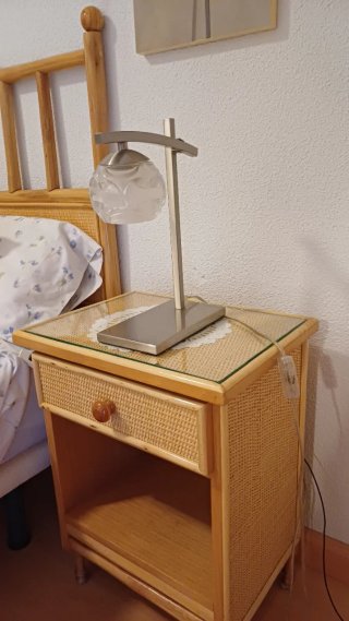 Lámpara de techo y  2 mesa habitación