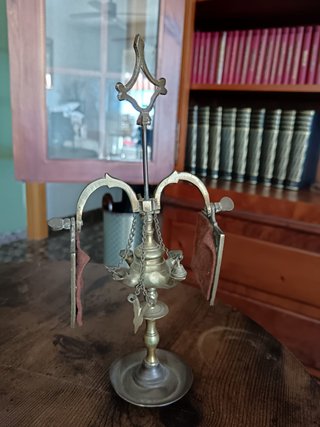 Lámpara de aceite antigua de latón