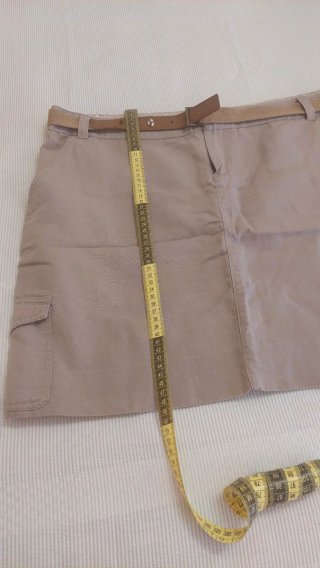 Falda beige de mujer con cinturón
