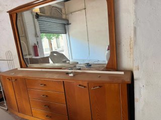 Mueble tocador de madera con espejo
