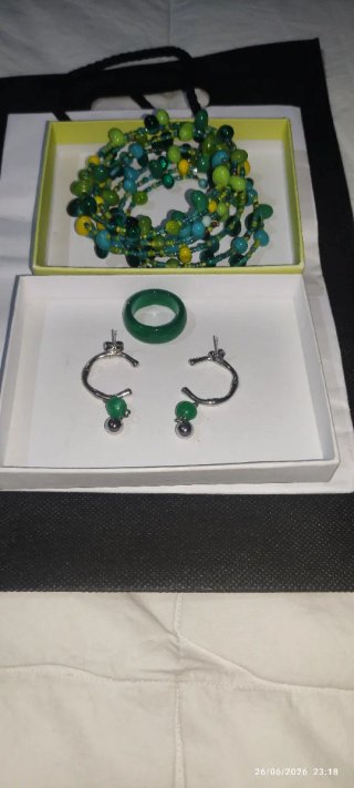 Conjunto de bisutería: pulsera, anillo y pendiente
