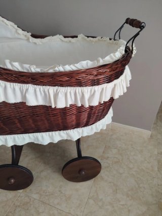 Cunita de mimbre con ruedas