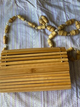Bolso de bambú con cadena